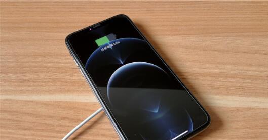 如何让iPhone自动开启低电量模式（简化你的电量管理，轻松延长iPhone续航时间）