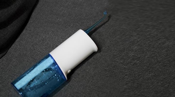 正确使用冲牙器的关键步骤（教你如何正确打开和使用冲牙器）