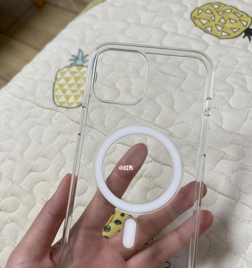 如何清洗发黄的白色手机壳（恢复白色光彩，让手机焕然一新）