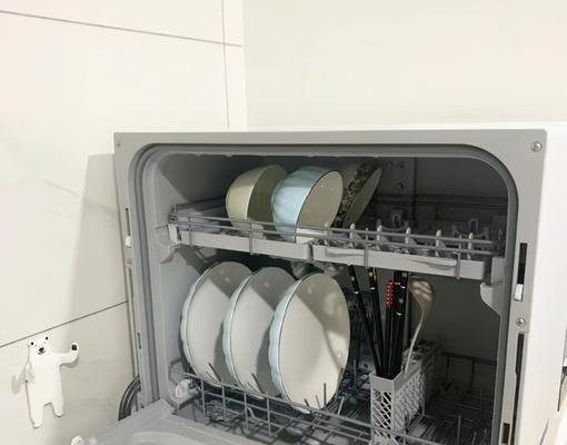 如何处理洗碗机洗完碗后残留水问题（解决洗碗机洗碗后水未排干的简便方法）
