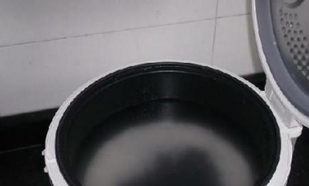 电饭煲底部糊了怎么办（解决电饭煲底部糊锅的实用方法）