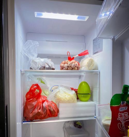 消除冰箱异味，让食物更新鲜（尝试这百试不爽的方法）