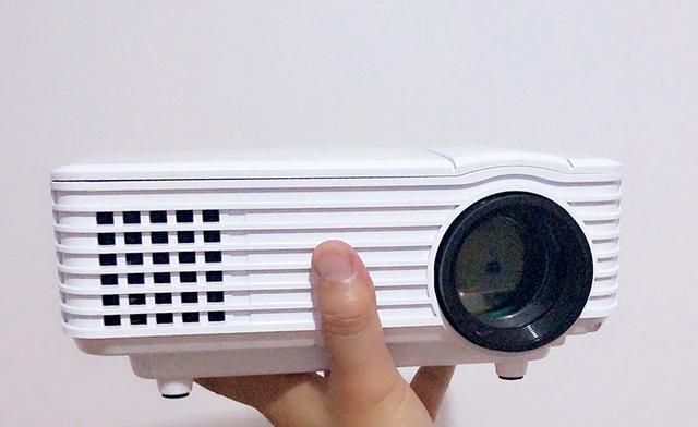 如何应对家用投影仪插头发烫问题（有效避免家用投影仪插头短路的方法）