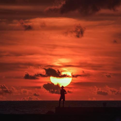 如何在红色夕阳下拍出高质量手机照片？